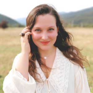 Foto Porträt von Gemma Brie in der Natur