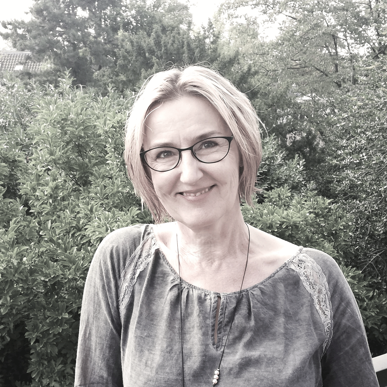 Karin_Ehrhardt_Uebersetzerin_Foto_web Das Foto zeigt die Übersetzerin Karin Ehrhardt vor einem grünen Hintergrund