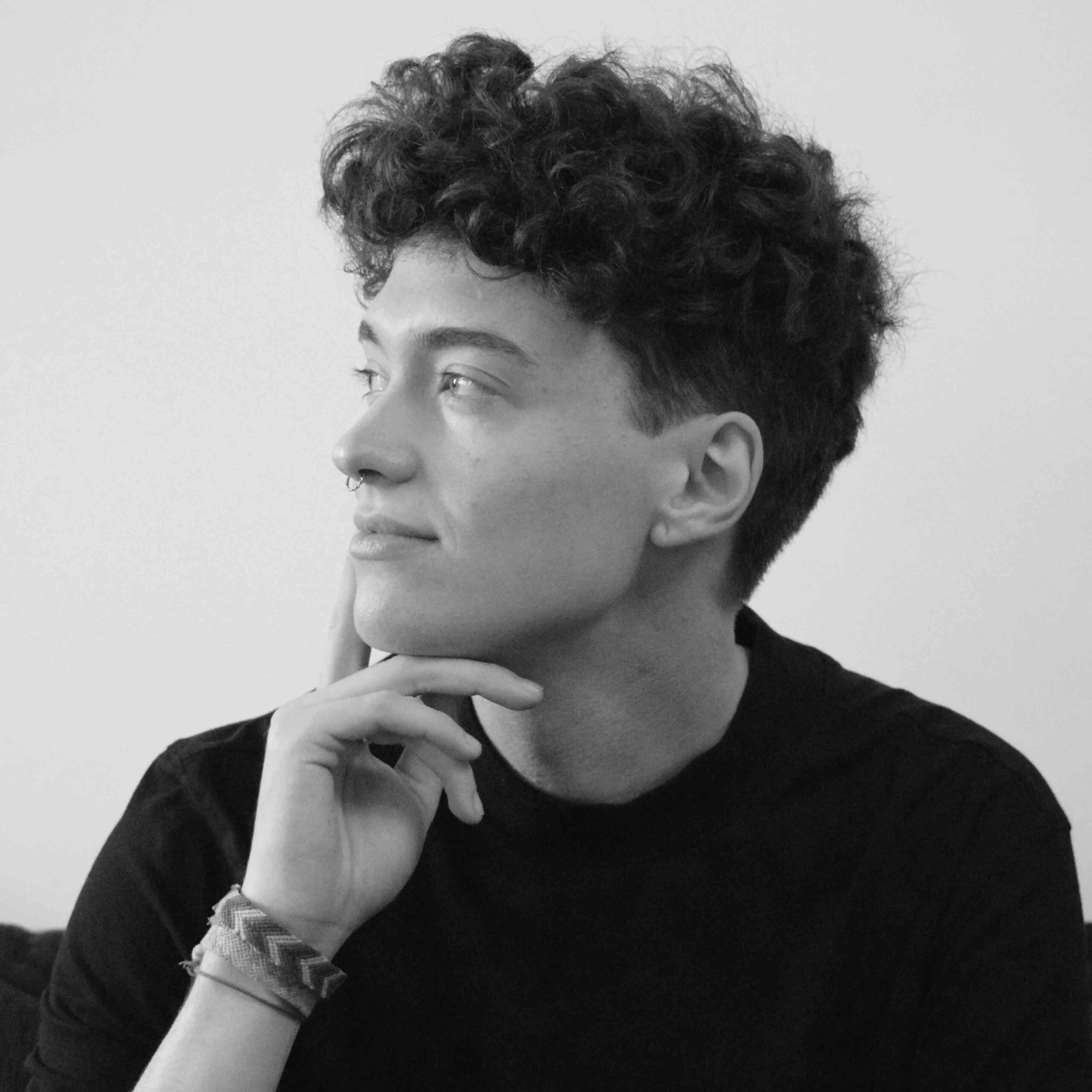 Foto Porträt von Noah Eggert in schwarz weiß.