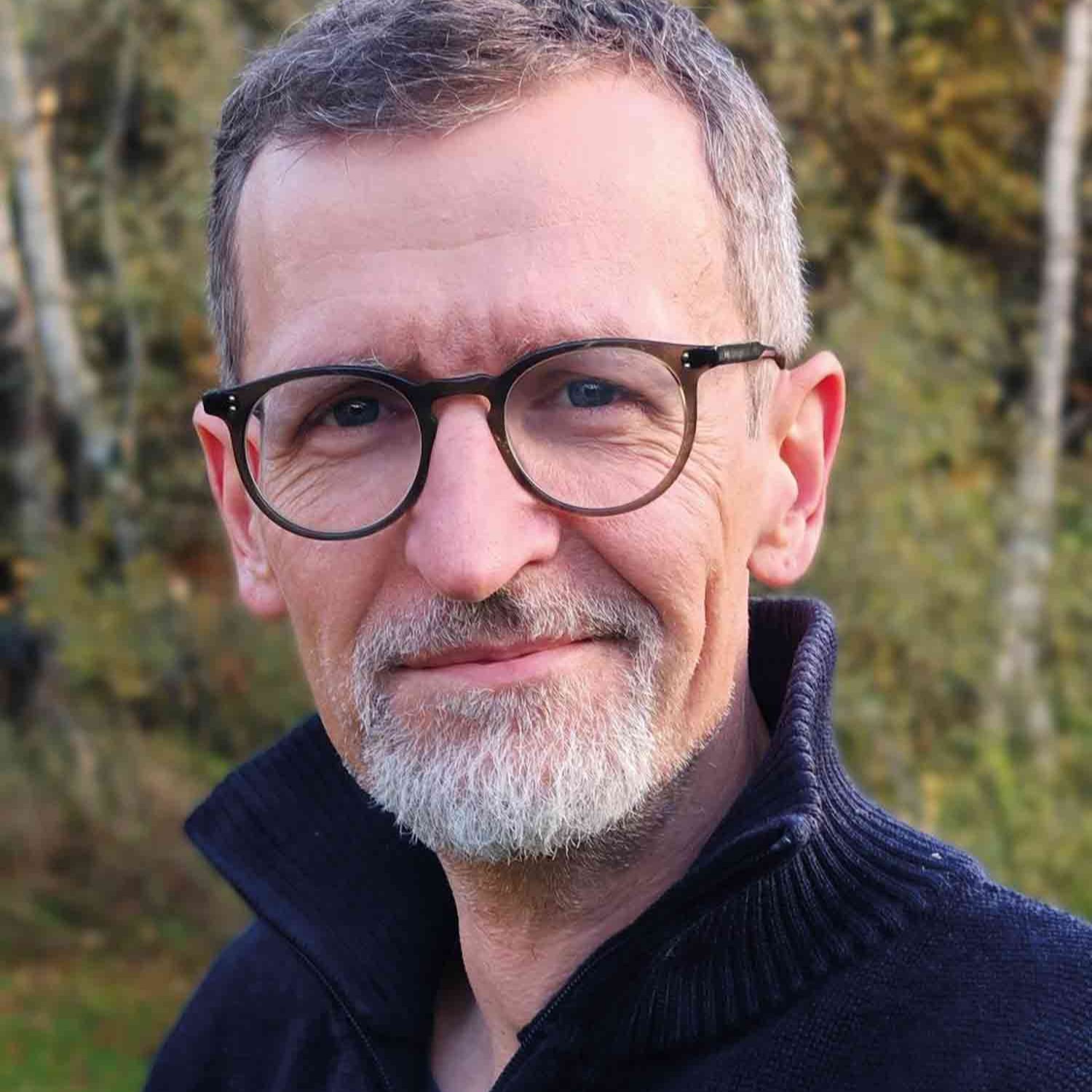 Foto Porträt von Bernhard Speh in der Natur.