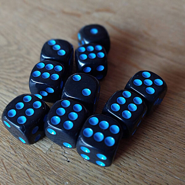 Würfel schwarz mit blauen Augen