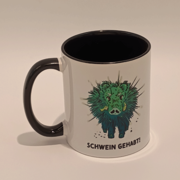Eine Tasse mit dem Motiv des kaktuswildschweins aus dem Kindercomic Abenteuer im Schattenwald und dem Spruch: Schwein gehabt!