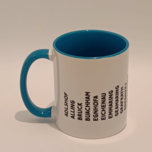 Blaue Tasse mit den zum Landkreis Fürstenfeldbruck gehörenden Ortsnamen