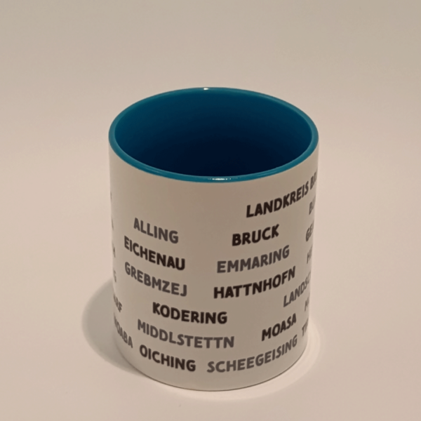 Blaue Tasse mit den zum Landkreis Fürstenfeldbruck gehörenden Ortsnamen