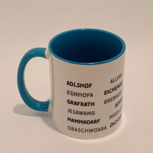 Blaue Tasse mit den zum Landkreis Fürstenfeldbruck gehörenden Ortsnamen