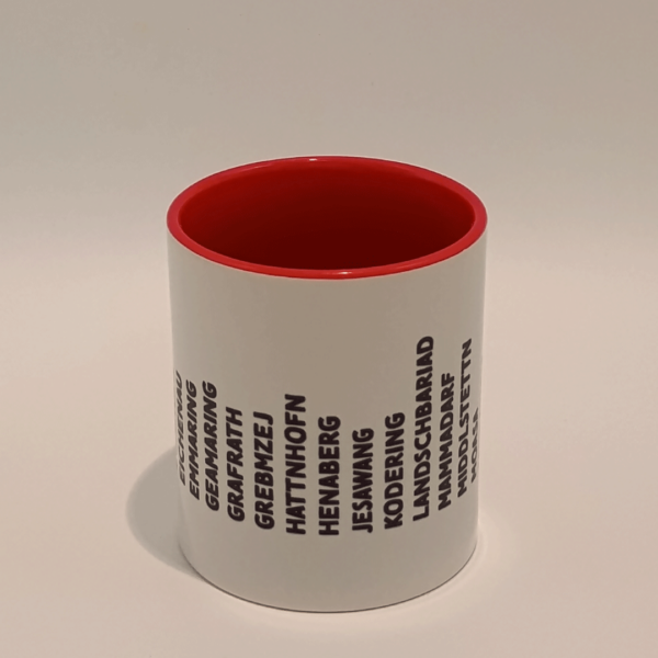 Rote Tasse mit den zum Landkreis Fürstenfeldbruck gehörenden Ortsnamen
