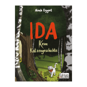 Abenteuer im Schattenwald 13 Cover von "IDA - Keine Katzengeschichte". Ein schattiger Wald durch den eine weiße Katze mit rotem Halstuch marschiert.